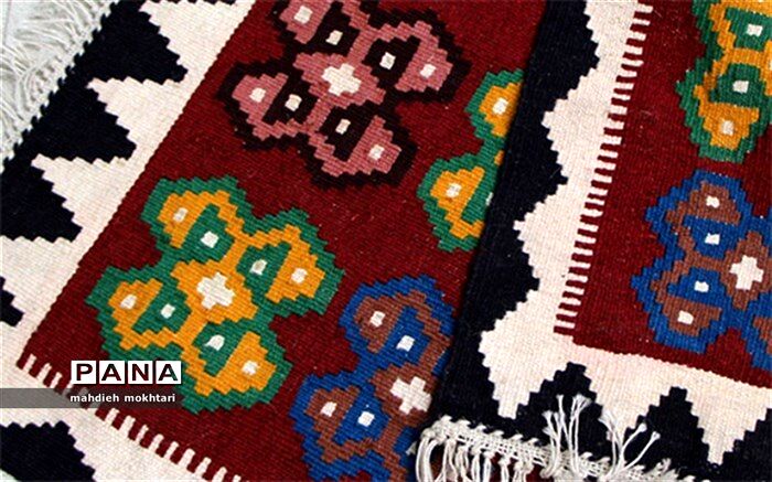 طراحی گلیم بر روی دار عمودی توسط یک زن یزدی
