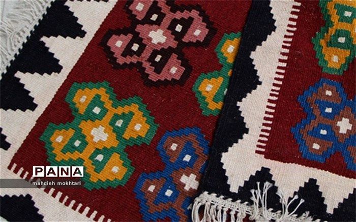 طراحی گلیم بر روی دار عمودی توسط یک زن یزدی