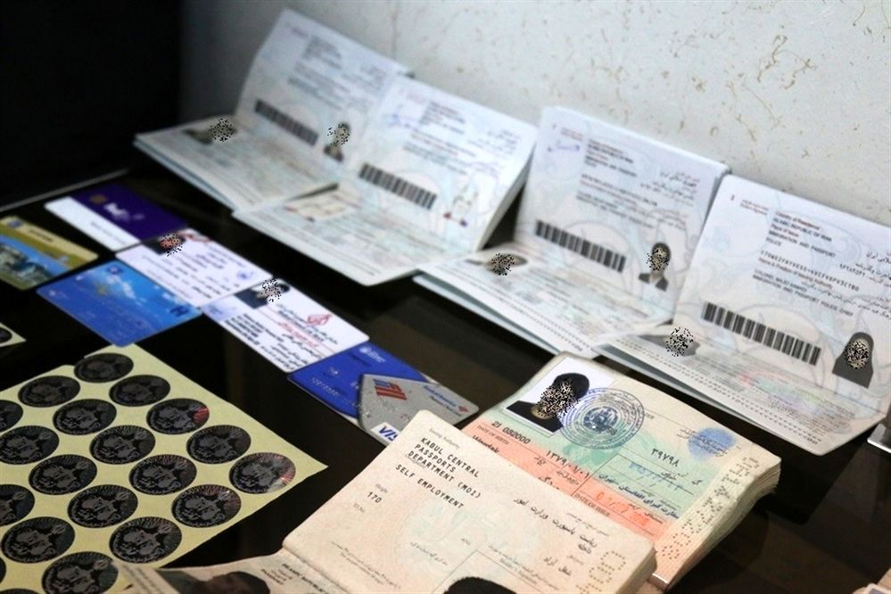 انهدام  باند جعل اسناد دولتی و مسافرتی