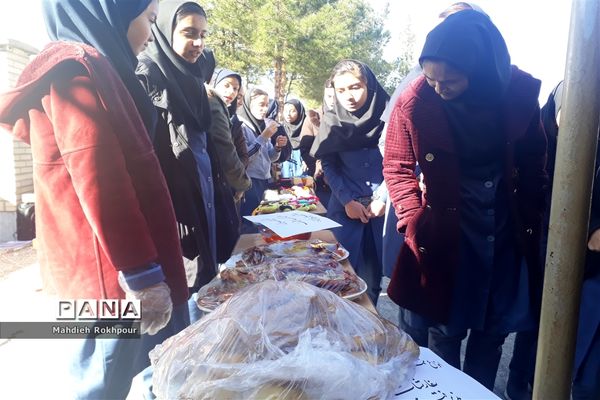 برگزاری بازارچه کاروفناوری دردبیرستان دخترانه فخرالزمان قریب