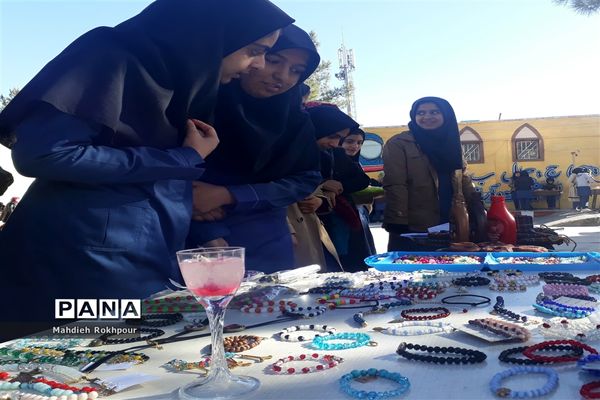 برگزاری بازارچه کاروفناوری دردبیرستان دخترانه فخرالزمان قریب