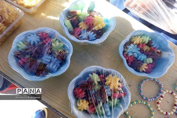 برگزاری بازارچه کاروفناوری دردبیرستان دخترانه فخرالزمان قریب