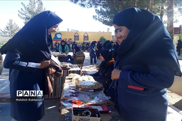 برگزاری بازارچه کاروفناوری دردبیرستان دخترانه فخرالزمان قریب