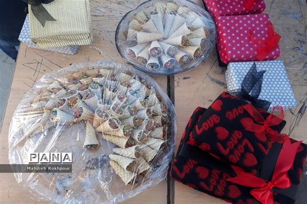 برگزاری بازارچه کاروفناوری دردبیرستان دخترانه فخرالزمان قریب