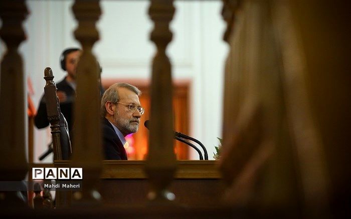 دفاع لاریجانی از اعلام رسمی حقوق دریافتی مدیران: جلوی سوءاستفاده را می‌گیرد