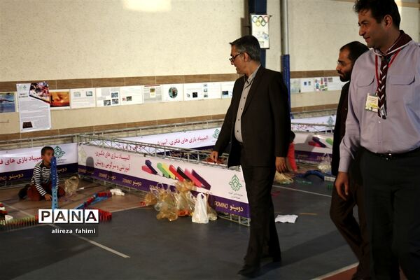 شور و نشاط دانش‌آموزان ابتدایی پسر در بازی دومینو برج