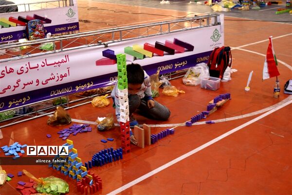 شور و نشاط دانش‌آموزان ابتدایی پسر در بازی دومینو برج