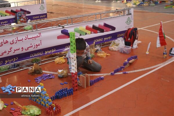 شور و نشاط دانش‌آموزان ابتدایی پسر در بازی دومینو برج
