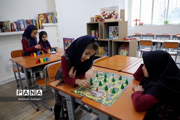 بازدید وزیر آموزش و پرورش از مرکز دبستان و پیش‌دبستانی آب و آینه