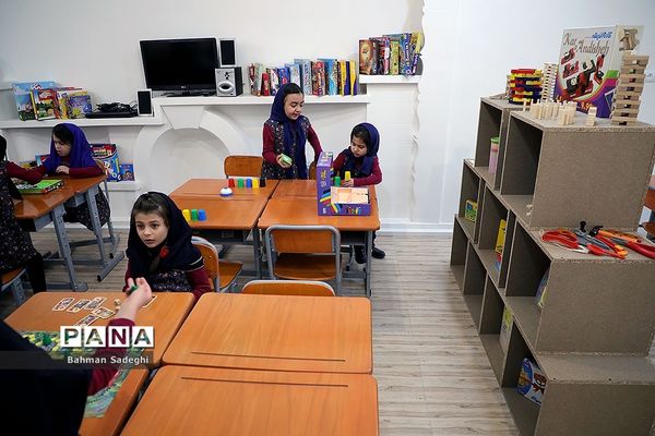 بازدید وزیر آموزش و پرورش از مرکز دبستان و پیش‌دبستانی آب و آینه