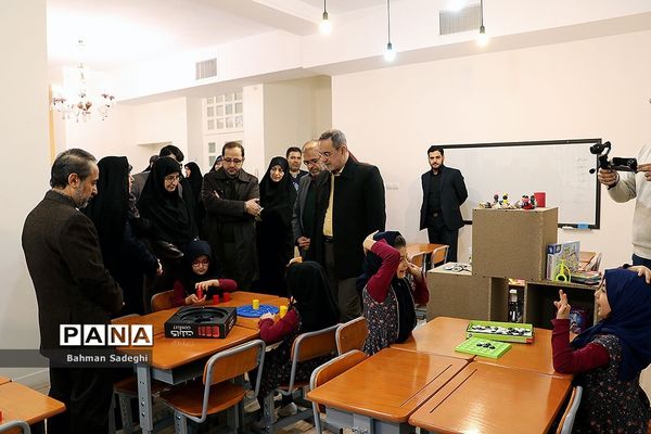 بازدید وزیر آموزش و پرورش از مرکز دبستان و پیش‌دبستانی آب و آینه