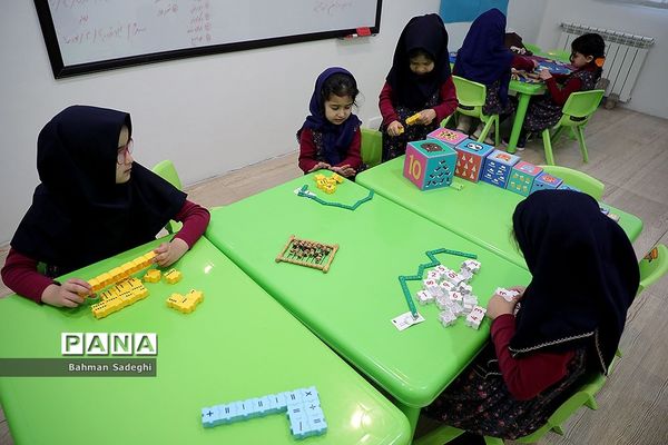 بازدید وزیر آموزش و پرورش از مرکز دبستان و پیش‌دبستانی آب و آینه