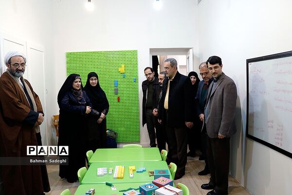 بازدید وزیر آموزش و پرورش از مرکز دبستان و پیش‌دبستانی آب و آینه