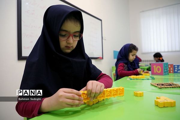 بازدید وزیر آموزش و پرورش از مرکز دبستان و پیش‌دبستانی آب و آینه