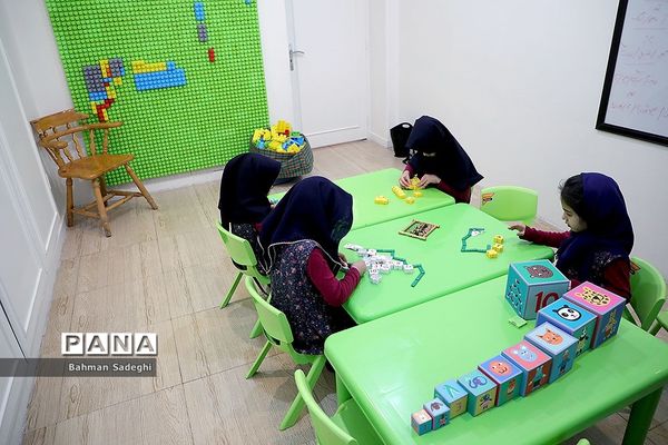 بازدید وزیر آموزش و پرورش از مرکز دبستان و پیش‌دبستانی آب و آینه