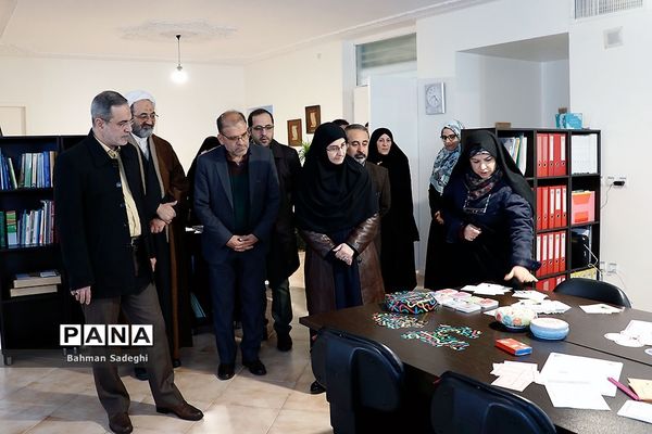 بازدید وزیر آموزش و پرورش از مرکز دبستان و پیش‌دبستانی آب و آینه