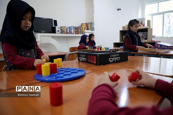 بازدید وزیر آموزش و پرورش از مرکز دبستان و پیش‌دبستانی آب و آینه