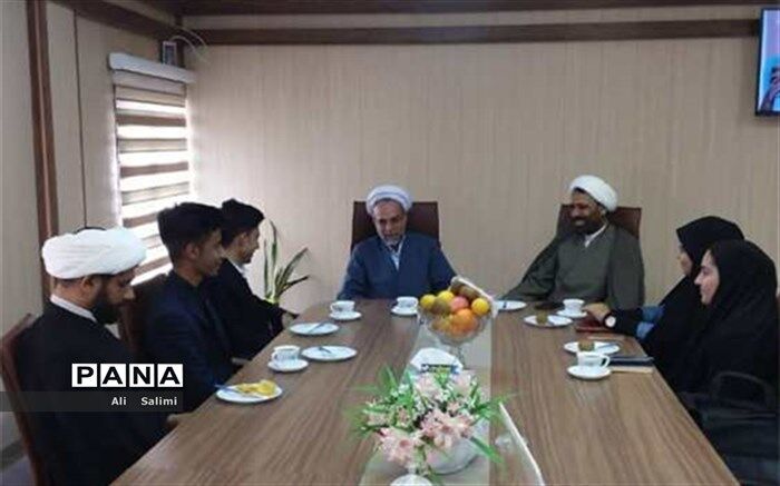 دیدار نمایندگان مجلس دانش آموزی استان با مدیرکل کتابخانه های عمومی استان هرمزگان