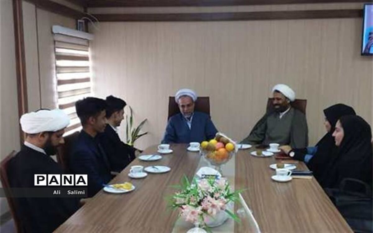 دیدار نمایندگان مجلس دانش آموزی استان با مدیرکل کتابخانه های عمومی استان هرمزگان