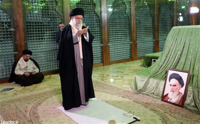 رهبر انقلاب  در مرقد امام خمینی(ره) و گلزار شهدا حضور یافتند