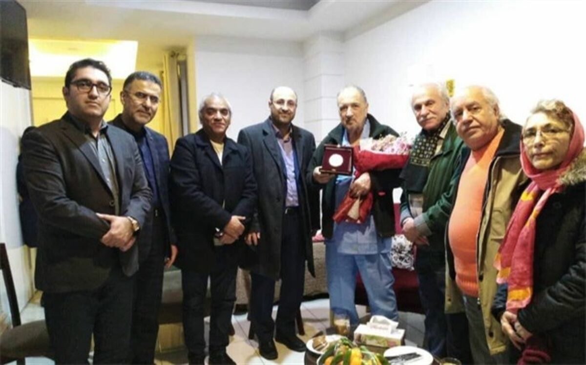 عیادت بازیگران ایرانی از ژان‌کلود کَریِر در بیمارستانی در تهران