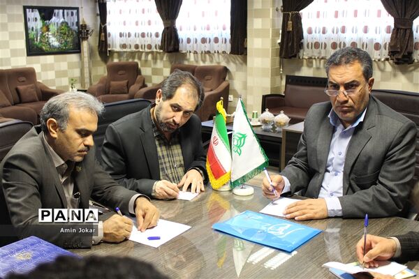 دیدار فصلی نمایندگان نهمین دوره مجلس دانش‌آموزی فارس با مدیرکل آموزش و پرورش