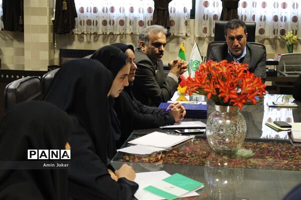 دیدار فصلی نمایندگان نهمین دوره مجلس دانش‌آموزی فارس با مدیرکل آموزش و پرورش