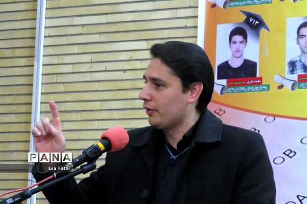 همایش تجلیل از نخبگان و برگزیدگان کنکور سراسری 97 در آذرشهر