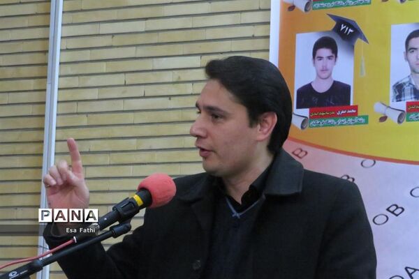 همایش تجلیل از نخبگان و برگزیدگان کنکور سراسری 97 در آذرشهر