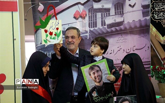 زنگ انقلاب در مدارس نواخته شد