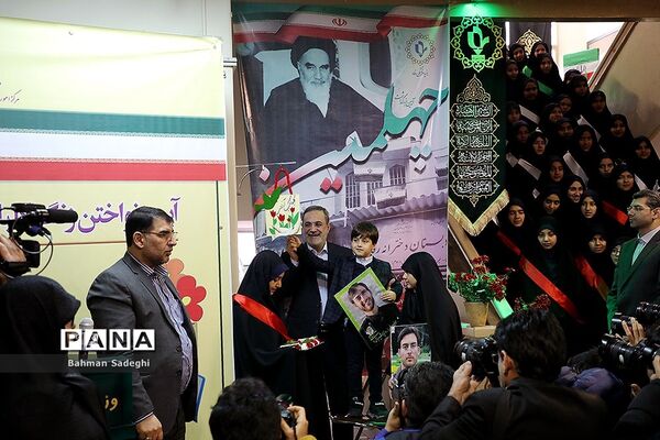 آیین نواختن زنگ انقلاب در مدرسه رفاه