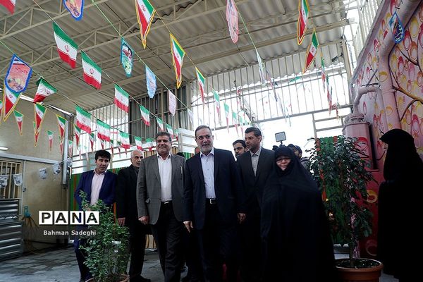 آیین نواختن زنگ انقلاب در مدرسه رفاه