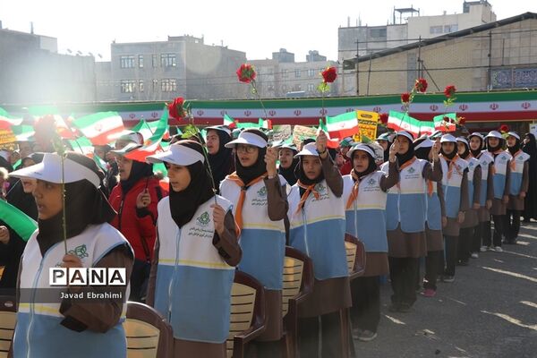 آیین استانی نواختن زنگ گلبانگ انقلاب اسلامی
