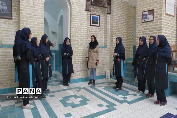 بازدید دانش‌آموزان دبیرستان فرزانگان دوره اول از مجموعه خان یزد