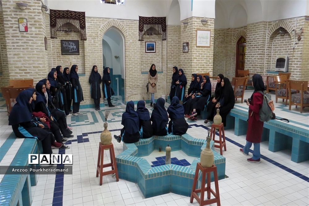 بازدید دانش‌آموزان دبیرستان فرزانگان دوره اول از مجموعه خان یزد