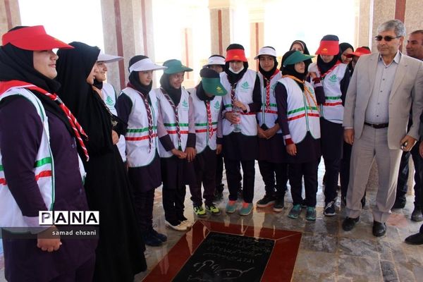 غبارروبی  گلزار شهدا بخش کبگیان شهرستان بویراحمد توسط دانش‌آموزان پیشتاز