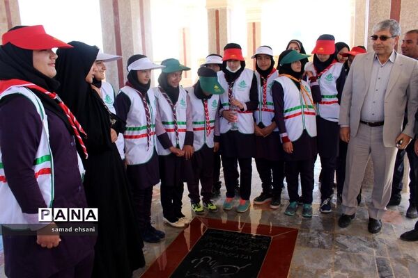 غبارروبی  گلزار شهدا بخش کبگیان شهرستان بویراحمد توسط دانش‌آموزان پیشتاز