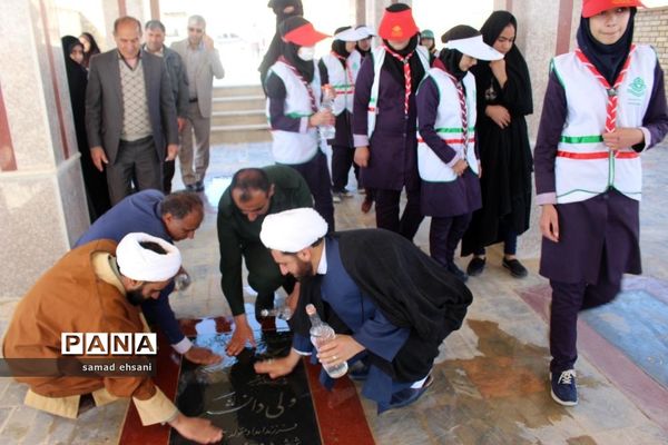 غبارروبی  گلزار شهدا بخش کبگیان شهرستان بویراحمد توسط دانش‌آموزان پیشتاز