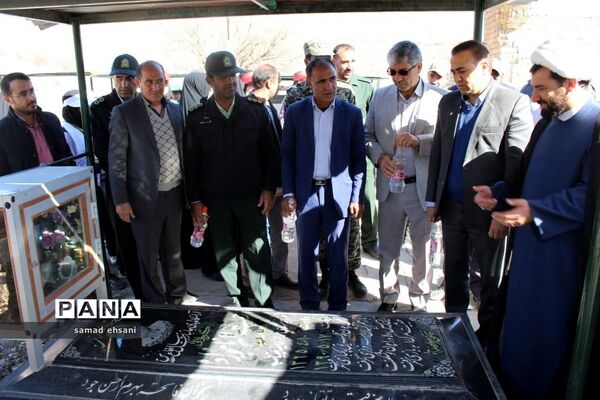 غبارروبی  گلزار شهدا بخش کبگیان شهرستان بویراحمد توسط دانش‌آموزان پیشتاز