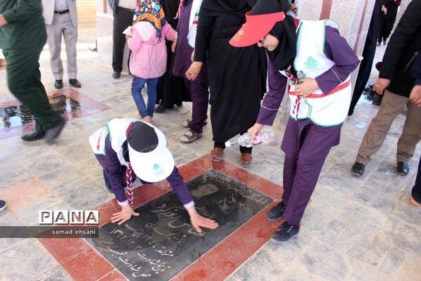 غبارروبی  گلزار شهدا بخش کبگیان شهرستان بویراحمد توسط دانش‌آموزان پیشتاز