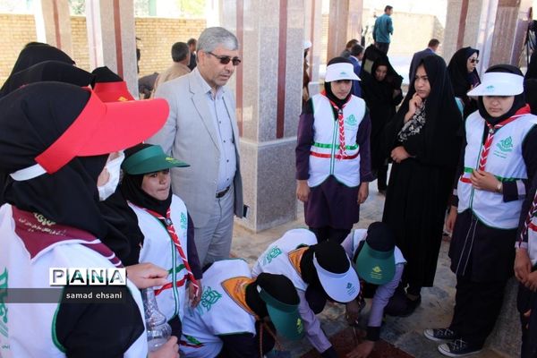 غبارروبی  گلزار شهدا بخش کبگیان شهرستان بویراحمد توسط دانش‌آموزان پیشتاز