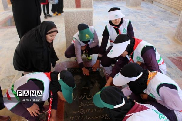 غبارروبی  گلزار شهدا بخش کبگیان شهرستان بویراحمد توسط دانش‌آموزان پیشتاز