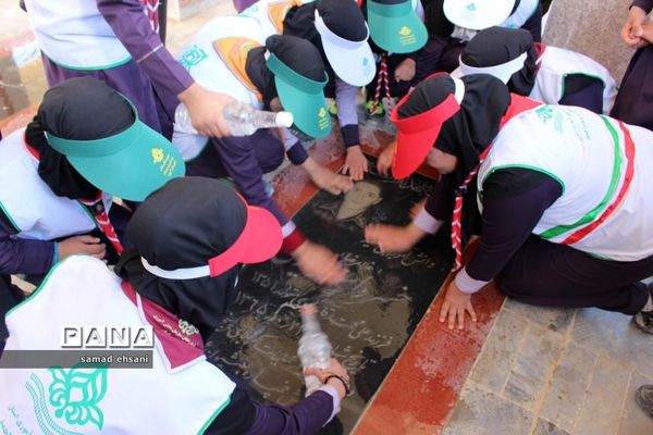 غبارروبی  گلزار شهدا بخش کبگیان شهرستان بویراحمد توسط دانش‌آموزان پیشتاز