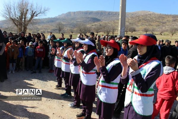 غبارروبی  گلزار شهدا بخش کبگیان شهرستان بویراحمد توسط دانش‌آموزان پیشتاز