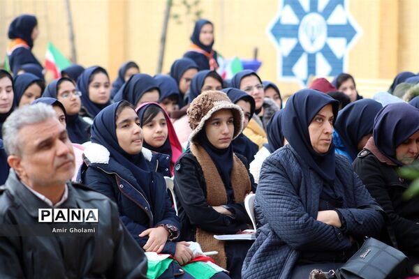 زنگ انقلاب در مدارس منطقه چهاردانگه طنین‌انداز شد