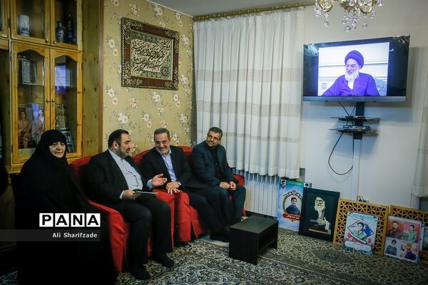 دیدار وزیر آموزش و پرورش با خانواده شهید طوقانی‬‎