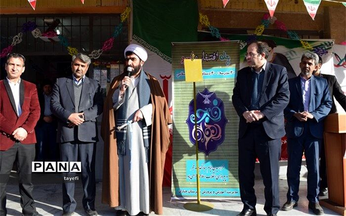 زنگ انقلاب در دبیرستان دکترحسابی چناران به صدا در آمد <span style="font-size:14px;">این مراسم پس از برافراشتن پرچم جمهوری اسلامی ایران توسط گارد پرچم و با اجرا و هم نوازی سرود جمهوری اسلامی ایران توسط دانش آموزان مسئولان شرکت کننده در مراسم شکل رسمی گرفت.