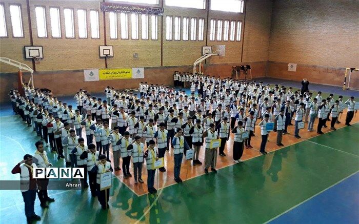 مانور تشکیلاتی یاوران انقلاب  با حضور 350 دانش آموزدرشهرستان سقز  برگزار شد