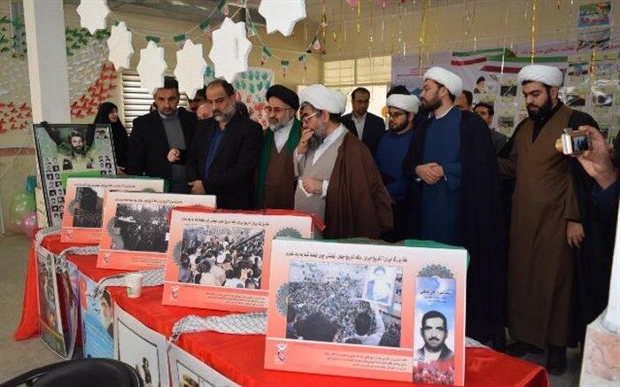 نمایشگاه عکس دستاوردهای چهل سال تلاش و همبستگی در دبیرستان حضرت زینب (س) افتتاح شد