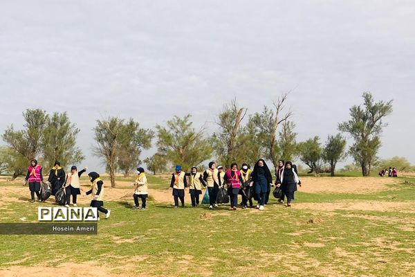 پاکسازی جنگل زویر به همت پیشتازان دختر باوی
